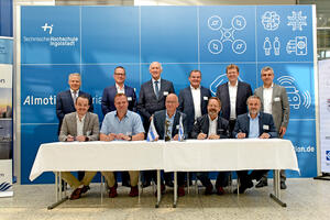 Bild vergrößern: Fünf neue Netzwerkmitglieder (vorne) unterzeichnen die Partnervereinbarung