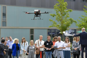 Bild vergrößern: Demonstration KI-gesteuerter Drohnen