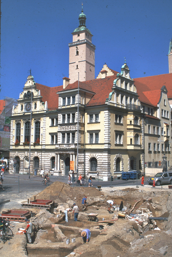 Ausgrabungen auf dem Rathausplatz 2003. Foto: Stadtmuseum Ingolstadt, Dr. Gerd Riedel