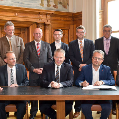 Bild vergr&ouml;&szlig;ern: Unterzeichnung des "Manifesto of Intent Urban Air Mobility"