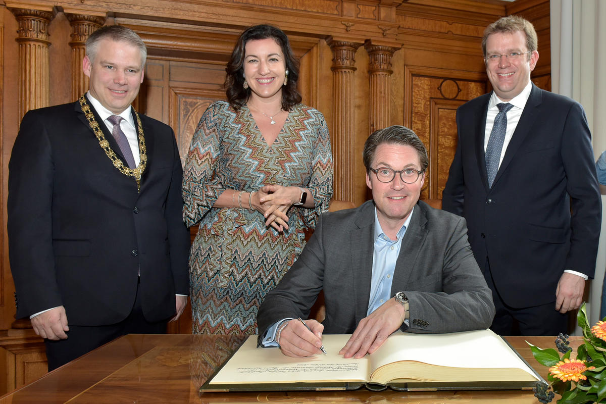 Eintrag ins Goldenes Buch - Bundesverkehrsminister Andreas Scheuer