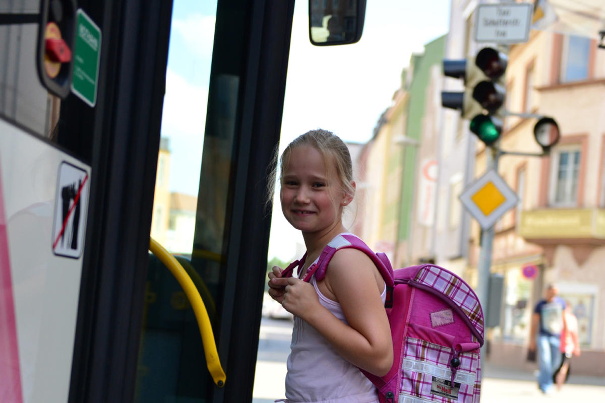 Buseinstieg einer Schülerin