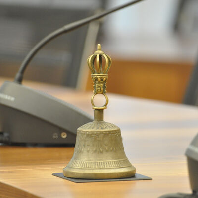 Themenbild Glocke im Sitzungssaal