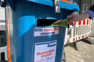 Bild vergrößern: Masken-Tonne auf dem Rathausplatz