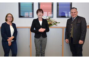 Bild vergrößern: Bettina Sturies (links) und Petra Willner von der Ingolstädter Tafel mit Oberbürgermeister Christian Scharpf