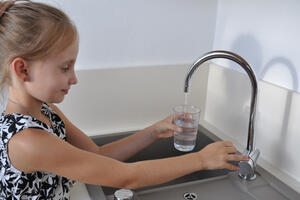 Bild vergrößern: Das Ingolstädter Trinkwasser hält alle vorgeschriebenen Grenzwerte ein