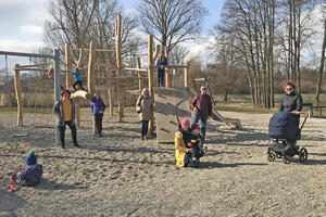 Bild vergrößern: Der Spielplatz Am Oberen Anger in Seehof hat ein neues Klettergerüst bekommen