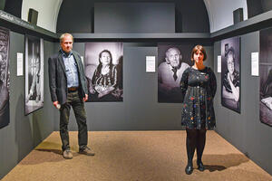 Bild vergrößern: Lutz Tietmann und Janina Rummel bei der Eröffnung der Ausstellung »KZ überlebt«