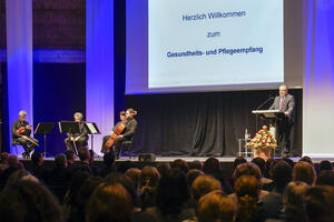 Bild vergrößern: Rund 500 Gäste begrüßte Oberbürgermeister Christian Scharpf beim ersten Gesundheits- und Pflegeempfang