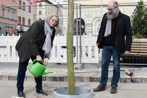 Bild vergrößern: Bürgermeisterin Petra Kleine und Gartenamstsleiter Bernhard Wilhelmi