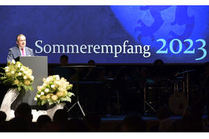 Bild vergrößern: Oberbürgermeister Dr. Christian Scharpf begrüßte rund 900 Gäste beim Sommerempfang