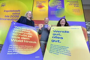 Bild vergrößern: Bürgermeisterin Petra Kleine, Stefan Schratzenstaller und Eva-Maria Scheder präsentieren die neue Klimakampagne