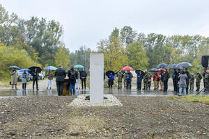 Bild vergrößern: Die Gedenkstele erinnert an 75 hingerichtete Soldaten