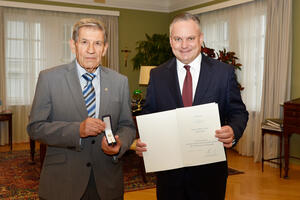Bild vergrößern: Oberbürgermeister Dr. Christian Scharpf überreicht Hubert Vogel das Ehrenzeichen.