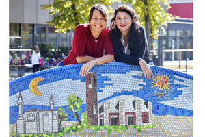 Bild vergrößern: Marina Jaciuk und Sabine Engert vom Stadtteiltreff Piusviertel mit dem neuen Social Sofa