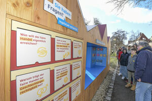 Bild vergrößern: Der Fairtrade-Parcours befindet sich auf der Wiese zwischen Theaterparkplatz und der Mauer des Neuen Schlosses