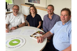 Bild vergrößern: Unterzeichnung der Absichtserklärung zwischen der Lebenshilfe Ingolstadt und Vertretern der Öko-Modellregion (v.l.) Andreas Jehn (Geschäftsführer Lebenshilfe Ingolstadt), Kim Braun (Managerin der Modellregion), Felix Wiedner (Manager der Modellregion), Georg Liebhard (Berater der Öko-Modellregion)