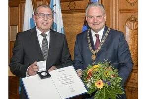 Bild vergrößern: Hans Meier erhielt die Auszeichnung von Oberbürgermeister Dr. Christian Scharpf