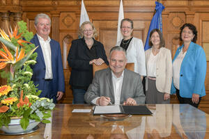 Bild vergrößern: Oberbürgermeister Dr. Christian Scharpf unterzeichnet die Charta der Vielfalt.
