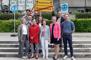 Bild vergrößern: Zur Präsentation hatten sich zahlreiche Mitwirkende der Aktion eingefunden, darunter der Künstler Johannes Volkmann (hinten links) und der Projektleiter der 39. Bayerischen Theatertage, Georg Kistner (hinten rechts).