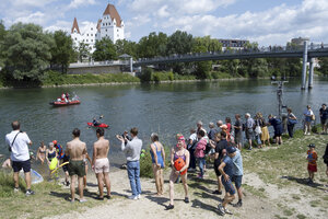 Bild vergr&ouml;&szlig;ern: Zuerst Abk&uuml;hlung in der Donau, dann gute Unterhaltung mit der Band Original Donau Dixies