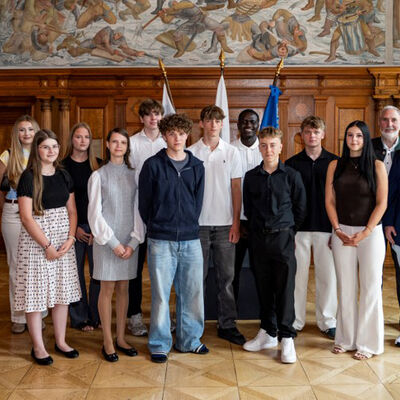 B&uuml;rgermeister Franz W&ouml;hrl (2. von rechts) sowie Schulamtsdirektorin Heike B&uuml;rkl (links) gratulierte den besten Absolventinnen und Absolventen der Mittelschulen.