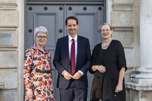 Bild vergr&ouml;&szlig;ern: Oberb&uuml;rgermeister Michael Kern mit den beiden ehemaligen B&uuml;rgermeisterinnen Dorothea Deneke-Stoll (links) und Petra Kleine (rechts).