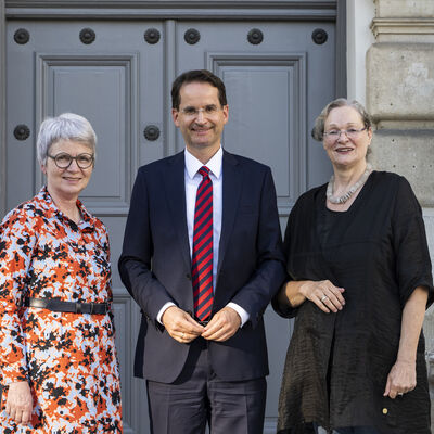 Oberb&uuml;rgermeister Michael Kern mit den beiden ehemaligen B&uuml;rgermeisterinnen Dorothea Deneke-Stoll (links) und Petra Kleine (rechts). 