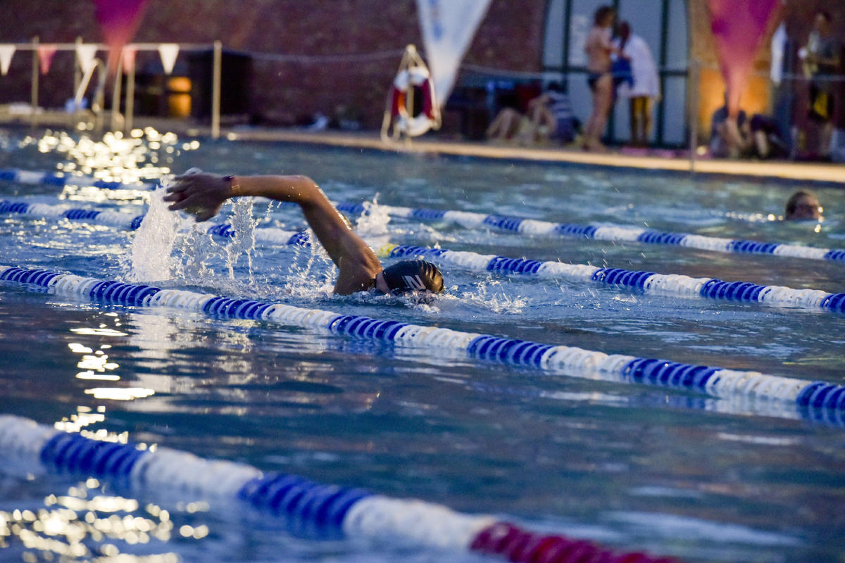 Nachtschwimmen im Freibad