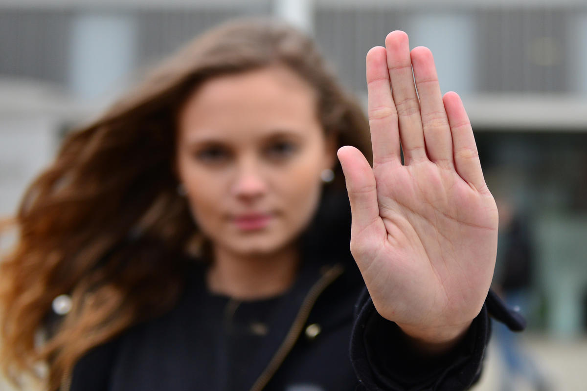 Schützende Hand - Datenschutz - Themenbild