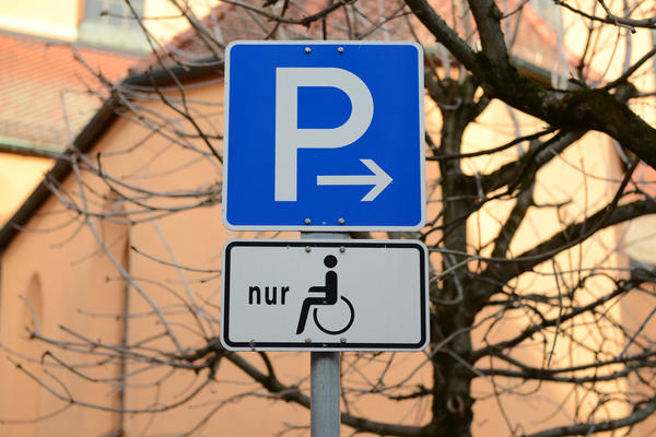 Bild vergr��ern: Behindertenparkplatz 