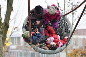 Bild vergr&ouml;&szlig;ern: Kinder in der Netzschaukel