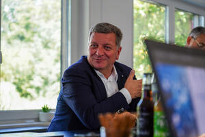 Bild vergr&ouml;&szlig;ern: Besuch von Staatsminister Bernreiter beim brigkAIR 2