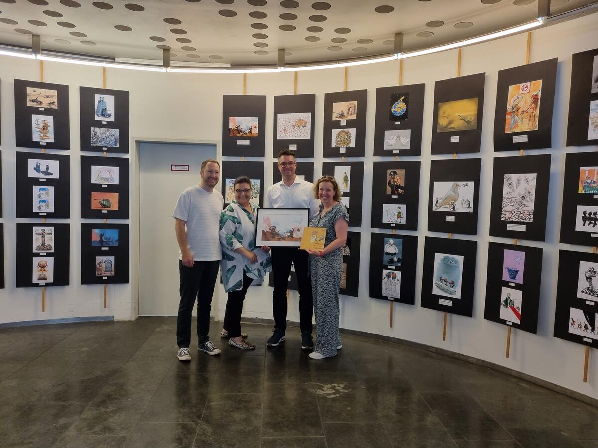Eröffnung der Ausstellung mit Kulturreferent Marc Grandmontagne (2. v. r.), Amtsleiterin Christina Diederichs (rechts) und der Delegation aus Kragujevac