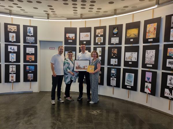 Bild vergr&ouml;&szlig;ern: Er&ouml;ffnung der Ausstellung mit Kulturreferent Marc Grandmontagne (2. v. r.), Amtsleiterin Christina Diederichs (rechts) und der Delegation aus Kragujevac