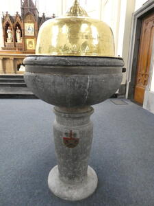 Bild vergr&ouml;&szlig;ern: Sankt-Walburga-Kirche: Taufbecken