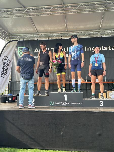Bild vergr&ouml;&szlig;ern: Triathlon - Siegerehrung Sara Tognini,   1. Platz Altersklasse AK40