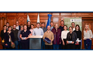 Bild vergr&ouml;&szlig;ern: Beim STADTRADELN gab es viele Gewinnerinnen und Gewinner. B&uuml;rgermeisterin Petra Kleine, Baureferent Gero Hofmann sowie Fahrradbeauftragte Theresa Schneider &uuml;bergaben die Preise im Historischen Sitzungssaal im Alten Rathaus.