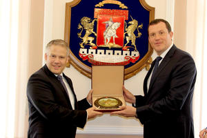 Bild vergrößern: Präfekt Vladimir Goverdovskiy (rechts) und OB Christian Lösel