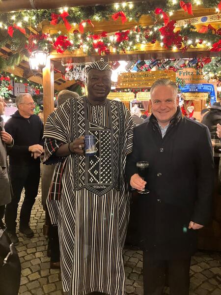 Bild vergr&ouml;&szlig;ern: Dari Som&eacute; mit OB Scharpf am Christkindlmarkt