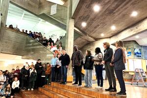 Bild vergrößern: Im Gespräch mit den Schülerinnen und Schülern des Katharinen-Gymnasiums berichteten Dari Somé (5.v.r.) und Aissata Sangaré (3.v.r.) über Projekte in Legmoin.