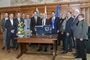Bild vergr&ouml;&szlig;ern: Oberb&uuml;rgermeister Dr. Michael Kern empfing den Bayerischen Wirtschaftsminister Hubert Aiwanger, der sich im Beisein von B&uuml;rgermeisterin Dr. Dorothea Deneke-Stoll sowie weiteren Vertretern der Stadt, Stadtr&auml;ten und Landr&auml;ten in das Goldene Buch eintrug.