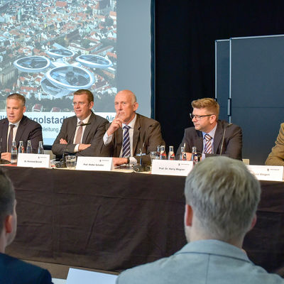 Bild vergr&ouml;&szlig;ern: Treffen der Projektpartner des Modellprojekts Urban Air Mobility im Audi Sportpark am 8.10.2018