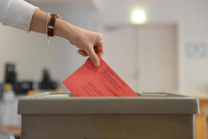 Bild vergrößern: Wahlurne