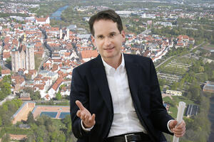 Bild vergr&ouml;&szlig;ern: Oberb&uuml;rgermeister Dr. Michael Kern kommt zur B&uuml;rgersprechstunde in den Stadtteiltreff Konradviertel.