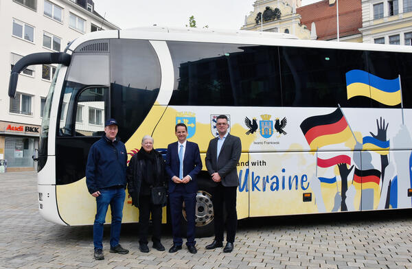 Bild vergr&ouml;&szlig;ern: Von links: Dr. Robert Frank, Gesch&auml;ftsf&uuml;hrer der Stadtbus Ingolstadt (SBI), Stadtr&auml;tin Petra Volkwein, SBI-Aufsichtsr&auml;tin, B&uuml;rgermeister Dr. Michael Kern und Kulturreferent Marc Grandmontagne vor der Abfahrt des gespendeten Busses. 