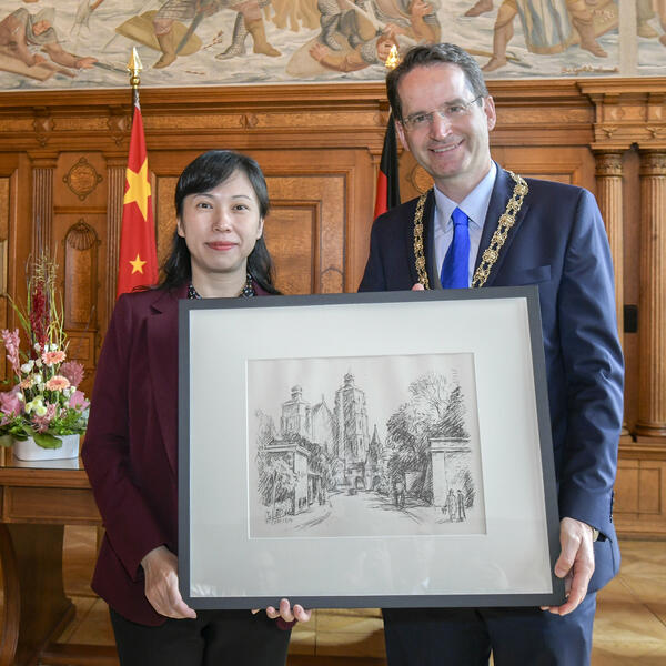 Bild vergr&ouml;&szlig;ern: Vizeb&uuml;rgermeisterin WEN Xi aus Foshan mit Oberb&uuml;rgermeister Dr. Michael Kern