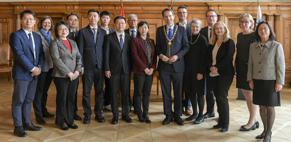Bild vergr&ouml;&szlig;ern: Delegation aus Foshan mit den Vertreterinnen und Vertretern der Stadt Ingolstadt