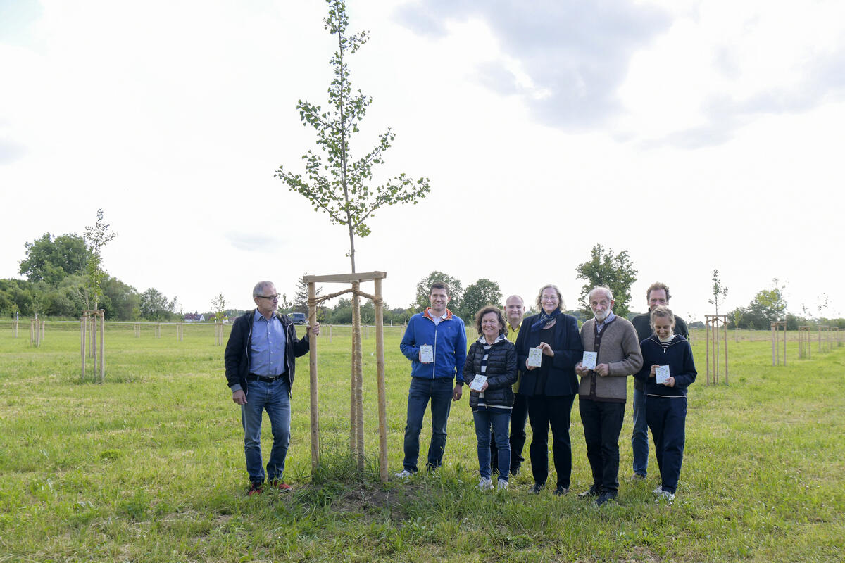 Baumpaten und Einweihung der Streuobstwiese