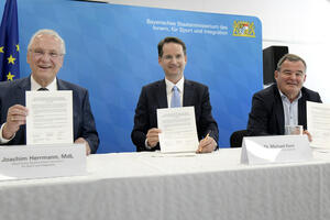 Bild vergrößern: ANKER-Einrichtung in Ingolstadt: Innenminister Joachim Herrmann (l.), Landrat Albert Gürtner (r.) und Oberbürgermeister Dr. Michael Kern unterzeichnen die Verlängerung.